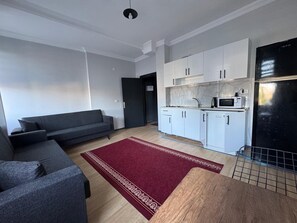 Een koelkast/vriezer, een magnetron, een kookplaat