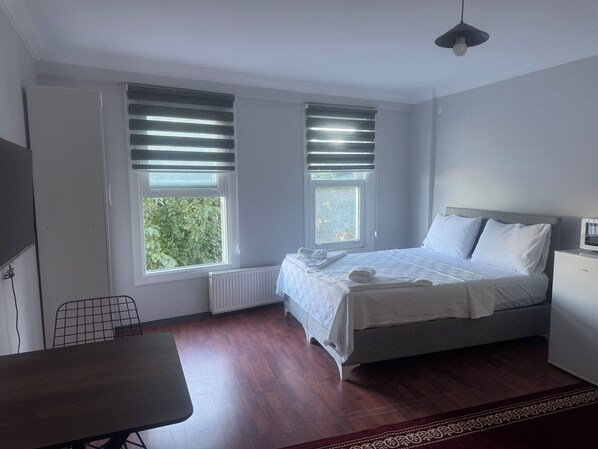 Skrivbord, arbetsyta för laptop och gratis wi-fi