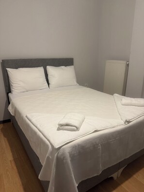 Studiosvit Comfort | Skrivbord, arbetsyta för laptop och gratis wi-fi