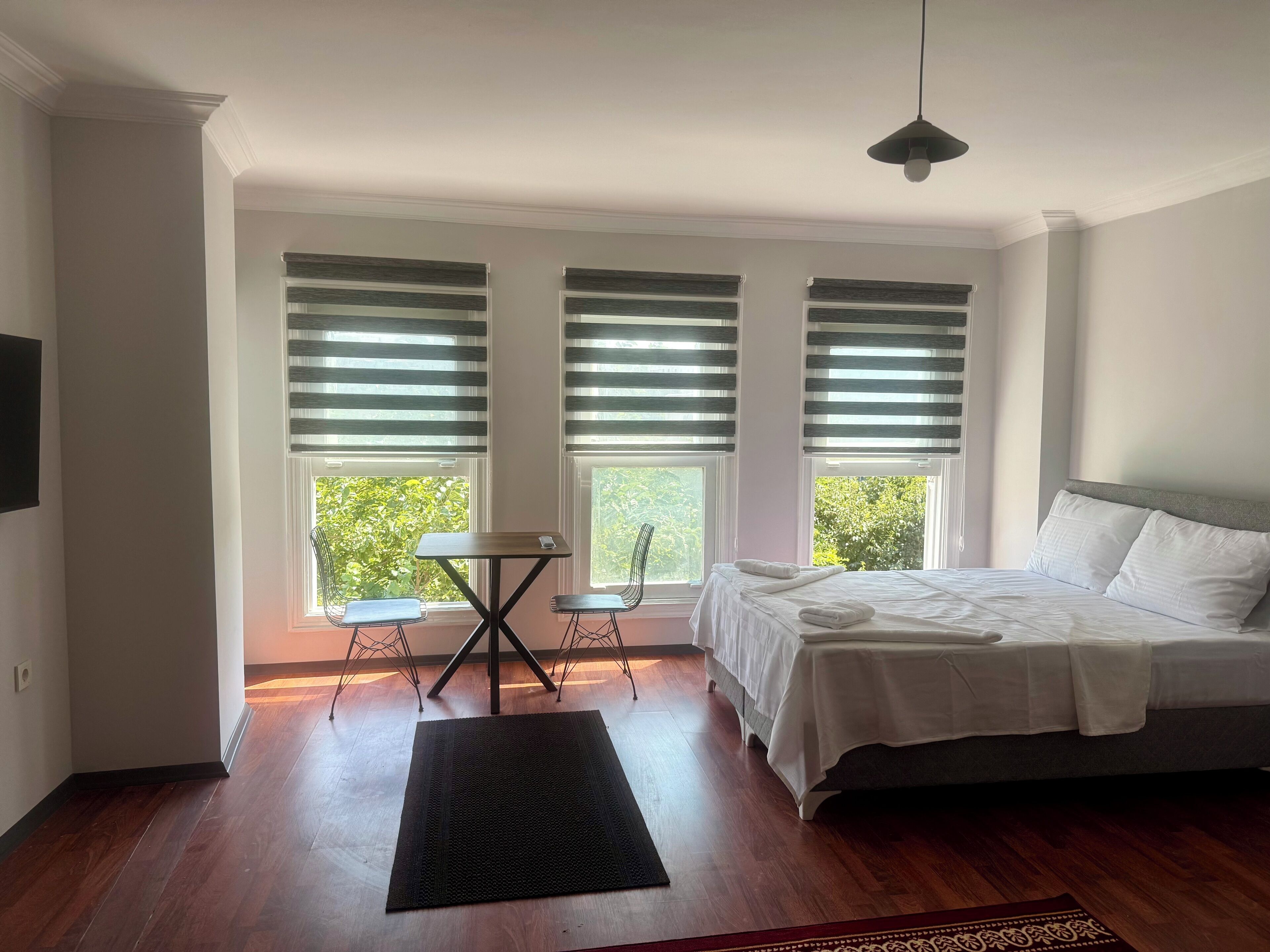 Skrivebord, skrivebord for bærbar PC og wi-fi (inkludert)