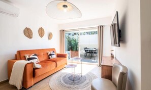 Living area - Apartment in Cannes Near Croisette Beach (Cannes)