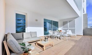 Outdoor dining - Apartment in Lagos Near Marina & Beaches (Lagos)