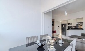 Basic Apartment | Dining - Fully Furnished Apartments in Florianopolis - OPT (Florianópolis)