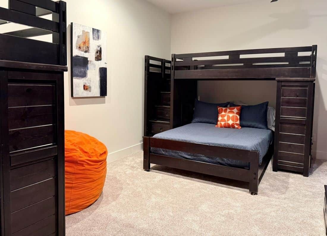 6 bedrooms, iron/ironing board, WiFi, bed sheets