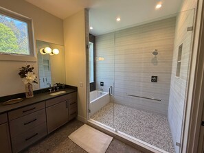Douche, sèche-cheveux, serviettes fournies