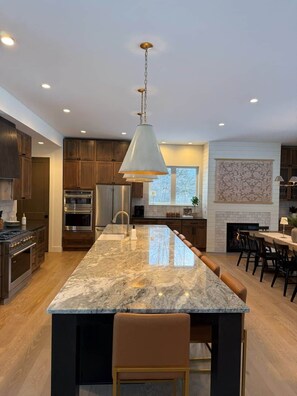Fridge, microwave, oven, stovetop - Lakeshore Woods Escape (Ganges Township)