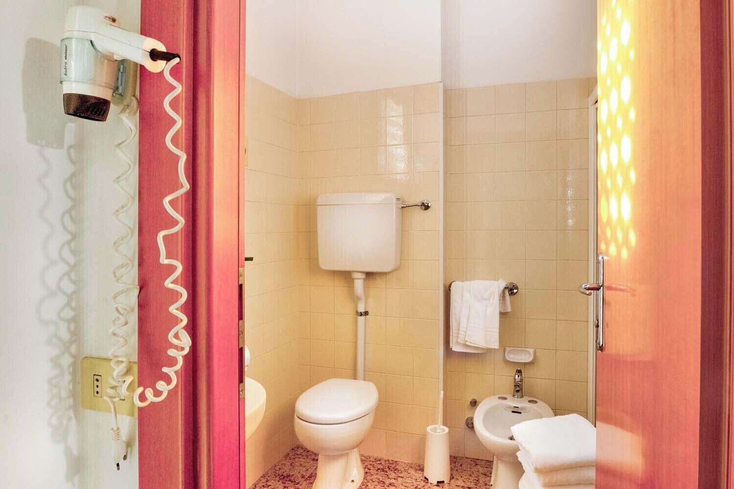 Chambre Quadruple | Salle de bain | Douche, papier toilette