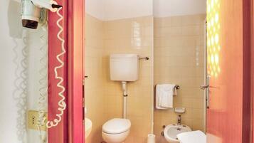 Chambre Quadruple | Salle de bain | Douche, papier toilette