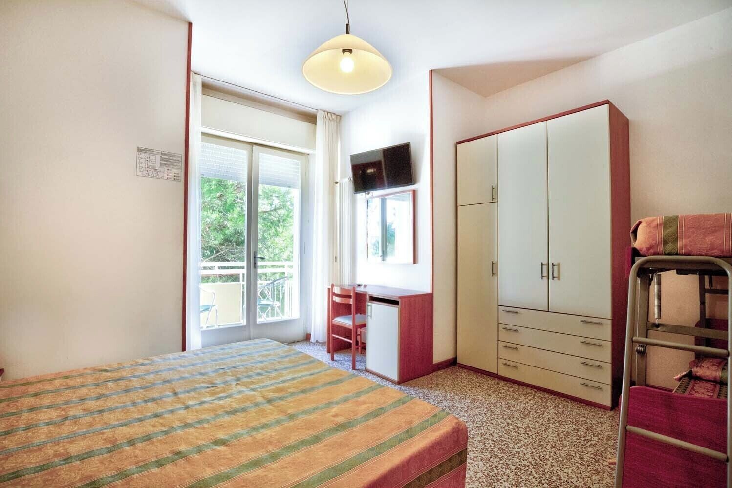 Chambre Quadruple Économique | Coffres-forts dans les chambres, Wi-Fi gratuit