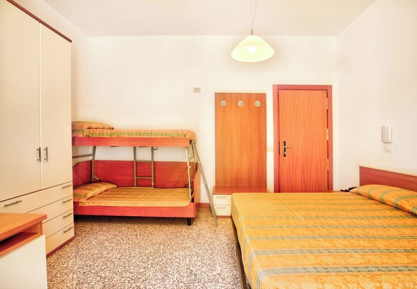Basic-Vierbettzimmer | Zimmersafe, kostenloses WLAN