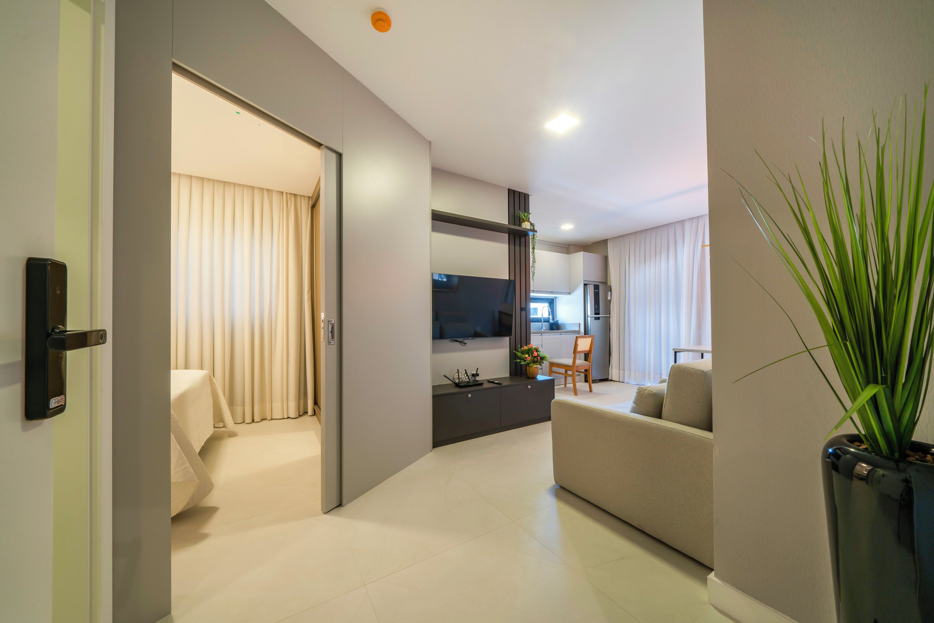 Apartamento luxo, vista para a cidade | Sala de estar | Smart TV 50 polegadas com canais digitais