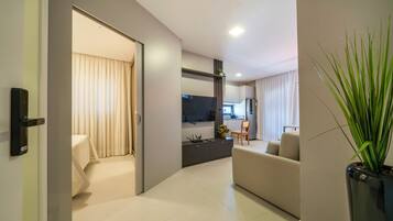 Apartamento luxo, vista para a cidade | Sala de estar | Smart TV 50 polegadas com canais digitais