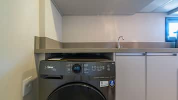 Deluxe Apartment, City View | Laundry