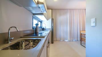 Deluxe Apartment, City View | Private kitchen