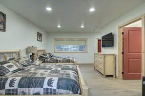 Iron/ironing board, free WiFi, wheelchair access - Lundy's Black Bear - Rosewood (Drummond)