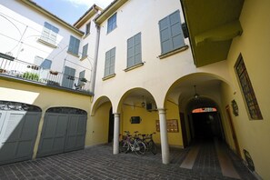 Vista frontal de la propiedad