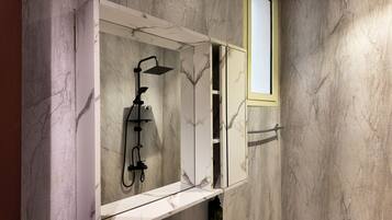Basic Double Room | Bathroom | Shower, soap, shampoo, toilet paper