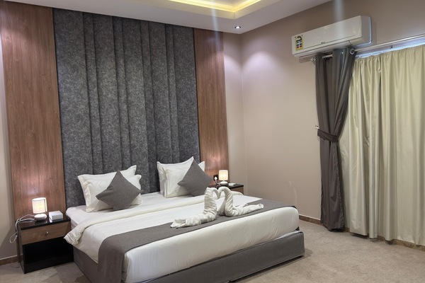 Deluxe Suite | Blackout drapes, free WiFi