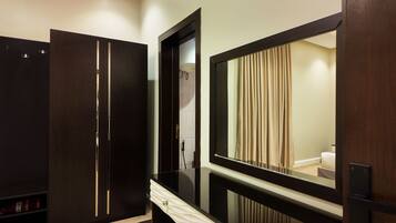 Deluxe Suite | Blackout drapes, free WiFi