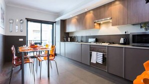 Coffee/tea maker, fridge, microwave, oven - Apartment in Lagos Near Marina & Pool (Lagos)