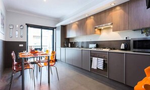 Kühlschrank, Mikrowelle, Ofen, Geschirrspüler
