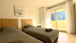 Unclassified image, 2 of 3, button - Apartments for 6 People (Avene)