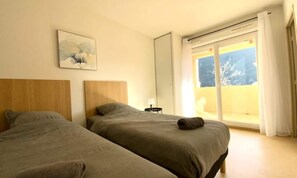 Iron/ironing board - Apartments for 6 People (Avene)