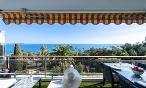 Outdoor dining - Apartment in Golfe-juan With Sea Views (Vallauris)