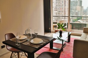 Dining - HOM I Wifi Cowork Piscina Ciudad Metro Almagro (Santiago)