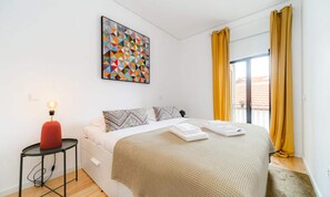 Iron/ironing board, bed sheets - Apartment in Porto Near Rio Douro (Porto)