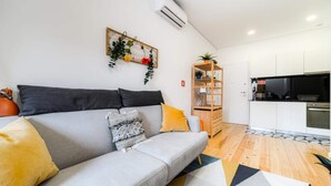 Living area - Apartment in Porto Near Rio Douro (Porto)