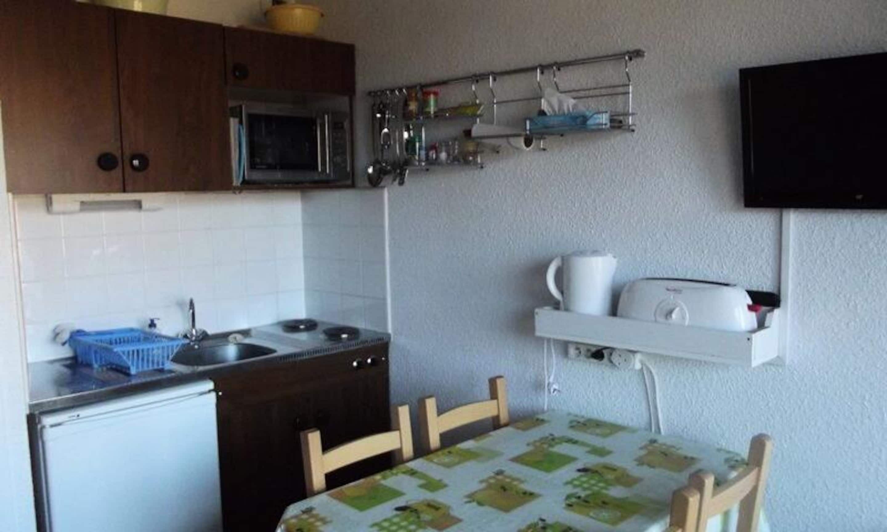 Fridge, microwave, coffee/tea maker, electric kettle