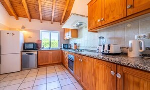 Fridge, microwave, oven, dishwasher - Villa in Aljezur Near Costa Vicentina (Aljezur)