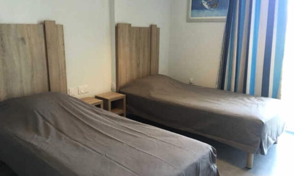 Room - 3 Rooms for 6 People (Agde)