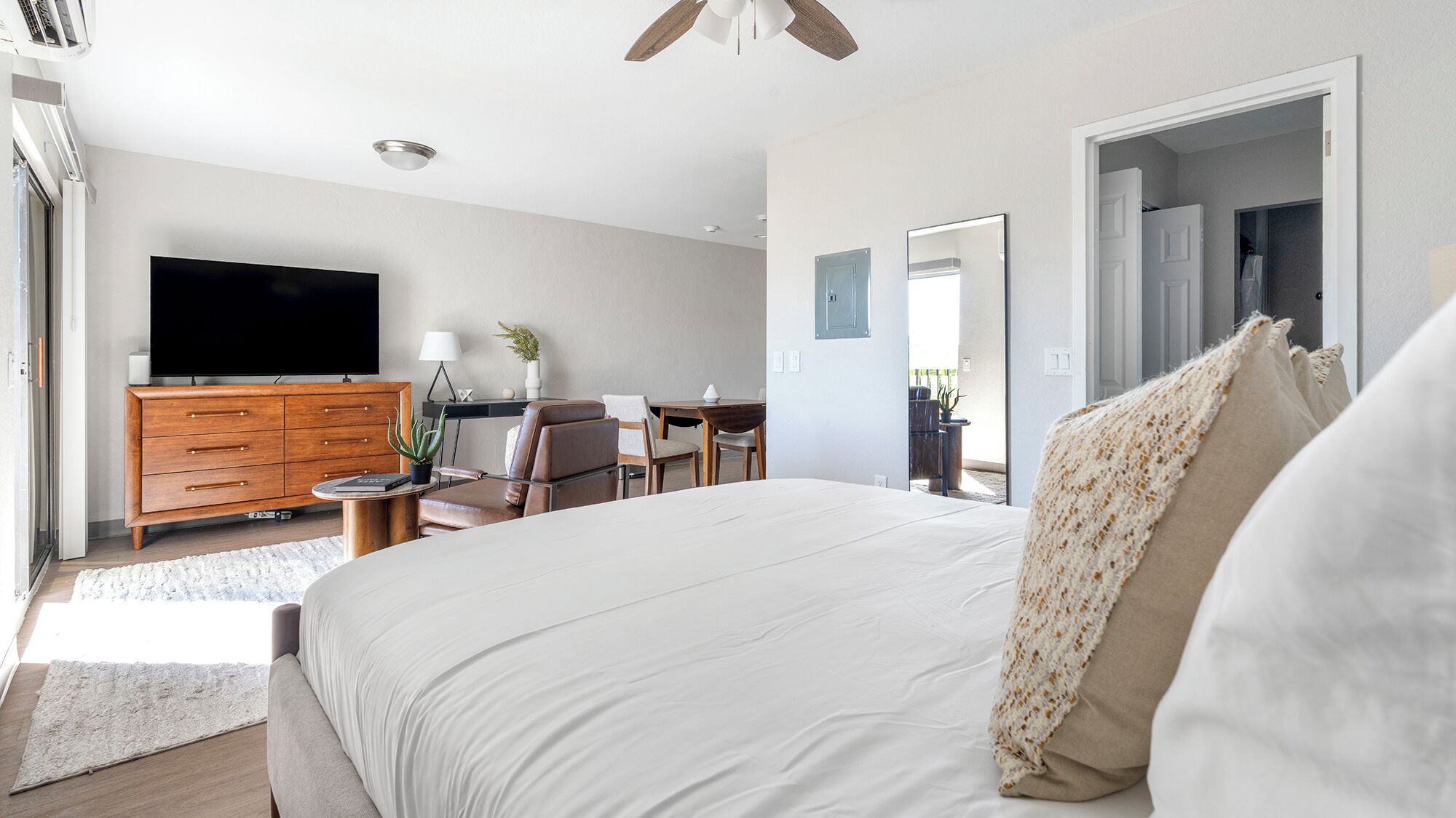 Studio (1 Bedroom) | 1 kamar tidur dan didekorasi berbeda-beda