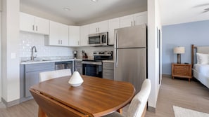 Studio (1 Bedroom) | Khu vực ăn uống tại phòng