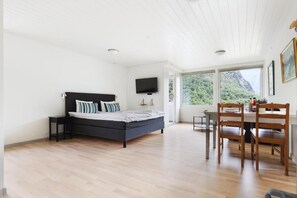 Studio Suite, Balcony, Mountain View | Living area