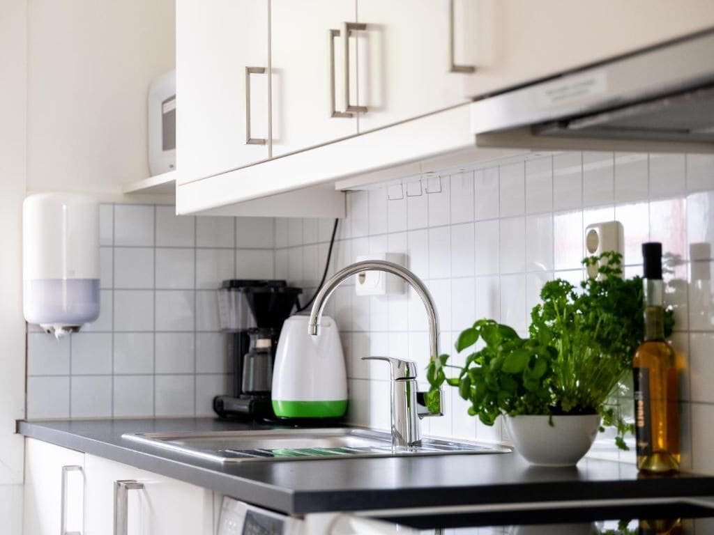 Refrigerador con congelador, microondas, horno y parrilla de estufa 