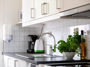 ثلاجة/مجمد بحجم كبير، ميكروويف، فرن، موقد طهي مسطح