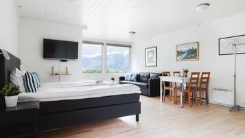 Studio Suite, ban công, quang cảnh núi | Khu phòng khách | TV màn hình phẳng