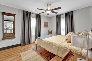 2 عدّة غرف نوم ومكواة/لوح كي وواي فاي وملاءات أسرّة