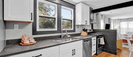 Mikrowelle, Ofen, Herdplatte, Geschirrspüler