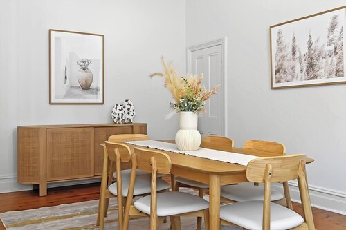 Seavista on the Esplanade Sunlit Beachfront Escape