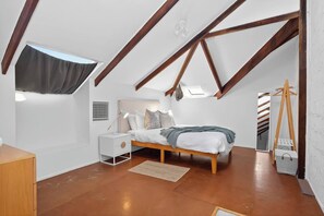 3 bedrooms, desk, iron/ironing board, travel cot