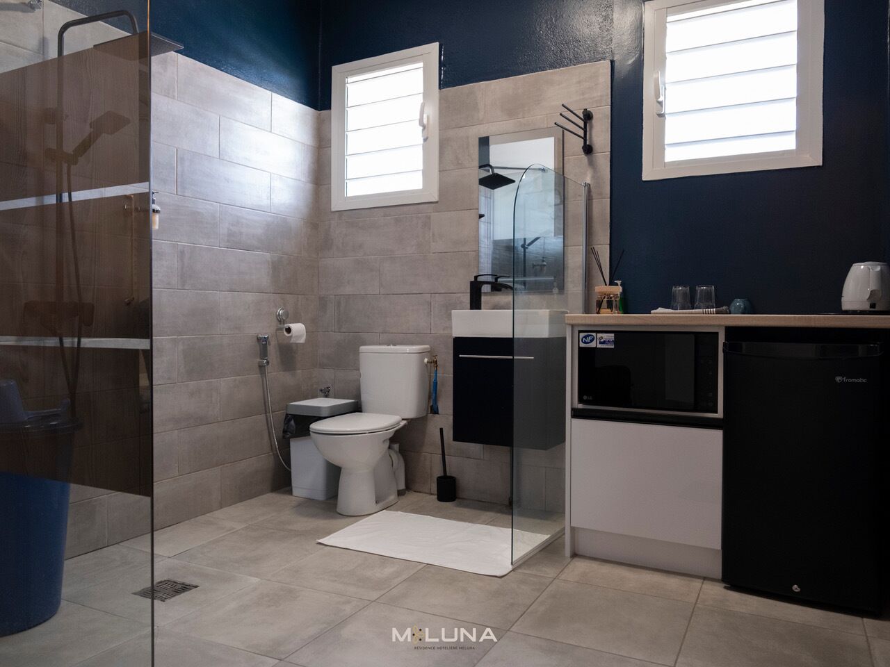 Estudio estándar | Baño | Regadera, toallas, jabón, shampoo 