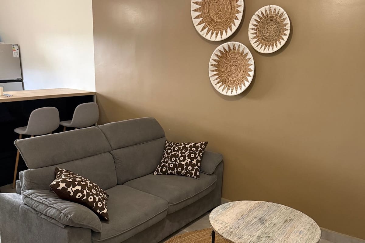 標準開放式套房 | 客廳 | 45 吋智能電視連衛星電視頻道、乒乓球設施