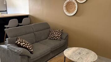 Standard Studio Suite | Living area | 45-inch Smart TV with satellite channels, table tennis