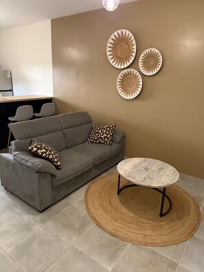 Standard Studio Suite | Living area | 45-inch Smart TV with satellite channels, table tennis - Meluna (Mamoudzou)