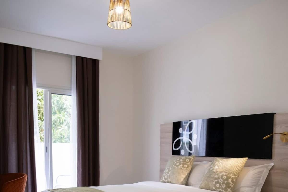 Comfort Apartment | Laptop workspace, blackout drapes, soundproofing, iron/ironing board