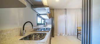 附泳池的公寓式住宅B